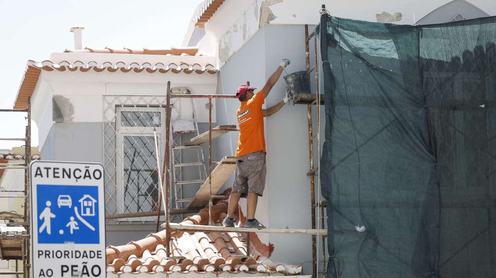 Um trabalhador da construção civil remodela uma vivenda, no Campo Pequeno, em Lisboa, 14 de agosto de 2025. Obras. Trabalho. ANTÓNIO PEDRO SANTOS/LUSA