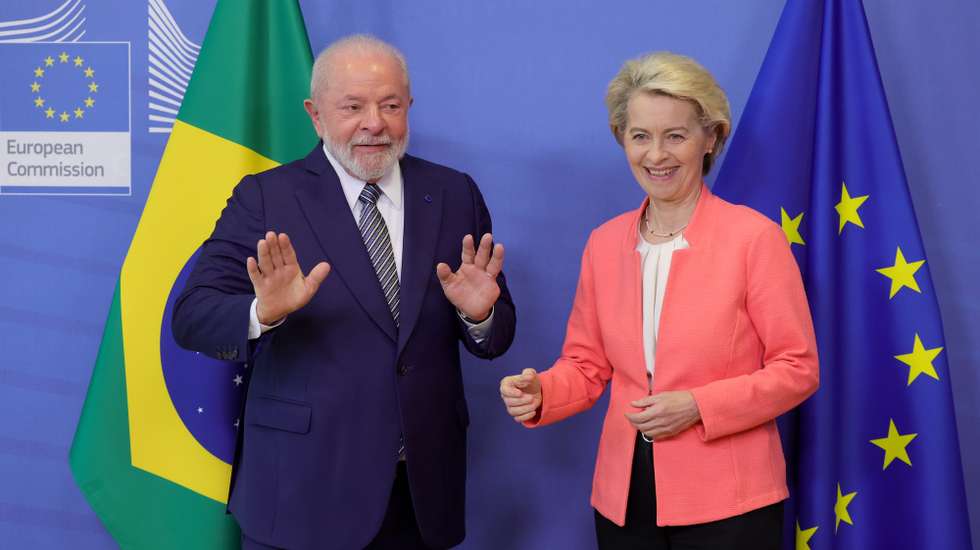 epa10750970 President of the European Commission Ursula von der Leyen (R) welcomes Brazil's President Luiz Inacio Lula da Silva (L) in Brussels, Belgium, 17 July 2023, on the day of the third EU-CELAC summit between leaders from the EU and the Community of Latin American and Caribbean States (CELAC).  EPA/OLIVIER MATTHYS