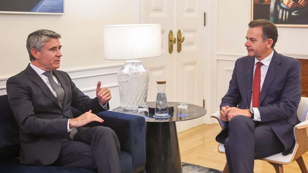 O primeiro-ministro, Luís Montenegro (D), recebe secretário-geral do Partido Socialista (PS), José Luis Carneiro (E), no palácio de São Bento, em Lisboa, 18 de setembro de 2025. ANTÓNIO COTRIM/LUSA