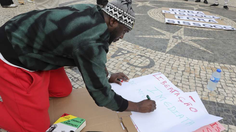 Concentração “Fossa Sissoco!”, promovida pelo coletivo Firkidja di Pubis em solidariedade com quem luta contra a ditadura do Umaro Sissoco Embaló, na Guiné-Bissau e pela mobilização popular a desencadear por todas as forças anti-ditadura sissiquista, em Lisboa, 1 de novembro de 2025. MANUEL DE ALMEIDA/LUSA