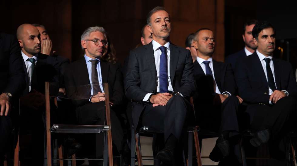 Pedro Duarte (C) durante a tomada de posse como presidente da Câmara Municipal do Porto depois de ter vencido as eleições autárquicas pela coligação PSD/CDS-PP/IL, no Mosteiro de São Bento da Vitória, no Porto, 05 de Novembro de 2025. ESTELA SILVA/LUSA