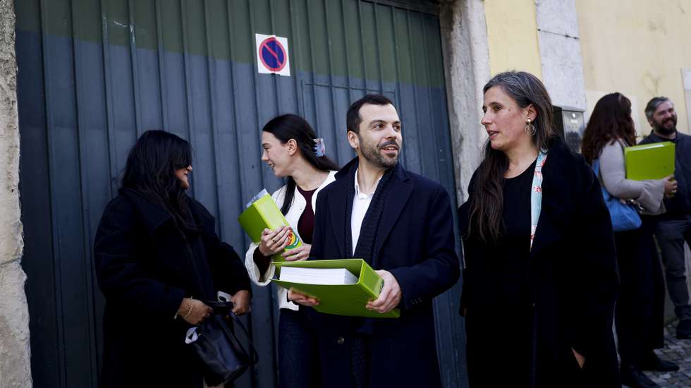 O candidato à Presidência da República, Jorge Pinto (C), acompanhado pela sua mandatária, Leonor Caldeira (E), e pela dirigente do partido Livre, Isabel Mendes Lopes (D), formaliza a sua candidatura no Tribunal Constitucional, em Lisboa, 17 de dezembro de 2025. FILIPE AMORIM/LUSA