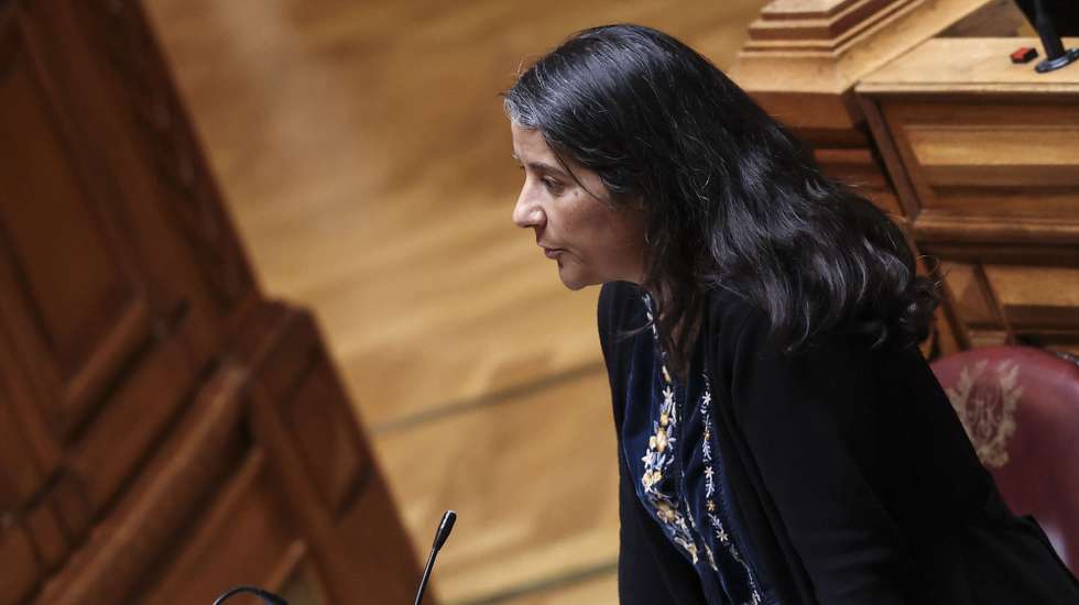 A  líder parlamentar do Partido Comunista Português (PCP), Paula Santos, intervém durante o debate setorial com a presença do ministro da Educação, Ciência e Inovação, Fernando Alexandre(ausente na foto), que decorreu na Assembleia da República, em Lisboa, 1 de abril de 2026. ANTÓNIO COTRIM/LUSA