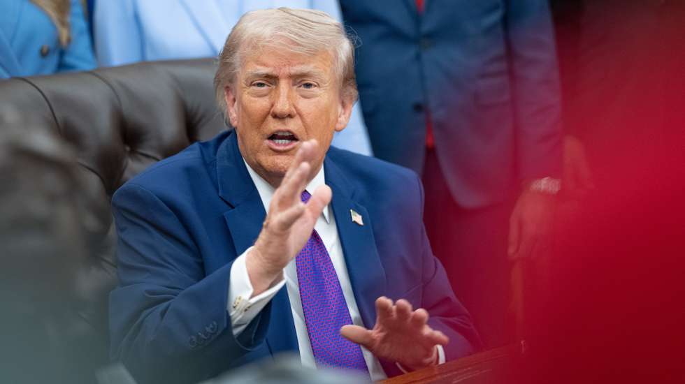epa12947939 US President Donald Trump attends an event promoting maternal health care in the Oval Office of the White House in Washington, DC, USA, 11 May 2026. President Trump is meeting with healthcare workers as his administration launches Moms.gov to highlight resources for unexpected pregnancies.  EPA/AARON SCHWARTZ / POOL