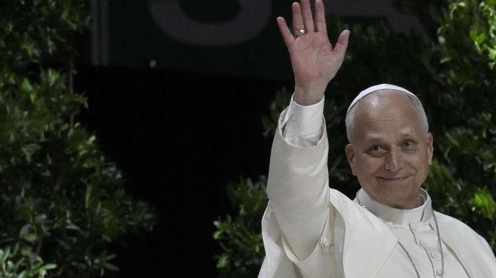 epa13022820 Pope Leo XIV waves as he arrives to takes part in the meeting 'Building networks with the world of Culture, Art, Economy and Sports' at the Movistar Arena in Madrid, Spain, 07 June 2026. Pope Leo XIV is undertaking an official six-day visit to Spain from 06 to 12 June 2026, covering Madrid,  Barcelona, and the Canary Islands.  EPA/CIRO FUSCO