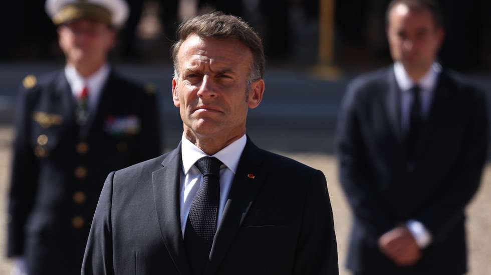 epa13046041 France's President Emmanuel Macron (C) and France's Prime Minister Sebastien Lecornu (R) attend commemorative ceremony for the 86th anniversary of late French General Charles de Gaulle's World War II resistance call of 18 June 1940, in Mont Valerien, near Paris, France, 18 June 2026.  EPA/SIMON WOHLFAHRT / POOL  MAXPPP OUT