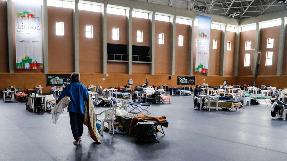Pavilhão do Casal Vistoso, local fornecido pela Câmara Municipal de Lisboa para apoio a muitas das pessoas que ficaram sem-abrigo no contexto da pandemia covid-19, Lisboa, 04 de maio de 2020. (ACOMPANHA TEXTO DA LUSA PARA O DIA 06/05/2020) ANTÓNIO COTRIM/LUSA