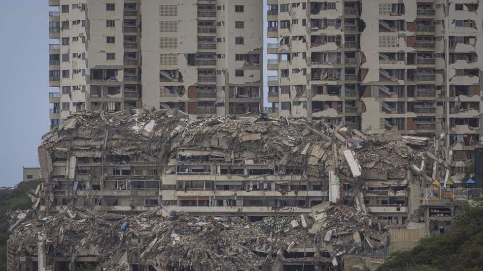 epa13116196 A view of a destroyed building caused by the late June earthquakes in Catia La Mar, Venezuela, 16 July 2026. The death toll from the twin earthquakes that struck northern Venezuela on 24 June rose to 4,930, after 101 new deaths were reported, according to Jorge Rodriguez, president of the National Assembly (AN, Parliament).  EPA/MIGUEL GUTIERREZ