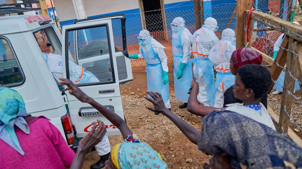 epa13127229 Relatives of Ebola victim react as a coffin is carried into a hearse at the Ebola treatment center of the General Hospital in Bunia, Ituri province, Democratic Republic of Congo, 22 July 2026. According to the World Health Organization (WHO), the province of Ituri remains the epicenter of the Bundibugyo variant of the Ebola virus, reaching almost 1000 deaths.  EPA/DIEUDONNE DIROLE