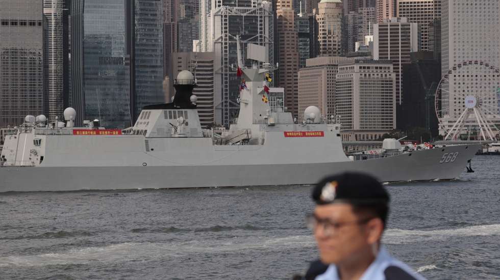 epaselect epa13079365 A Hong Kong police officer stands as the People’s Liberation Army (PLA) guided-missile frigate Hengyang sails into Victoria Harbour in Hong Kong, China, 02 July 2026. Two People’s Liberation Army vessels arrived to Hong Kong for a port call.  EPA/MAY JAMES