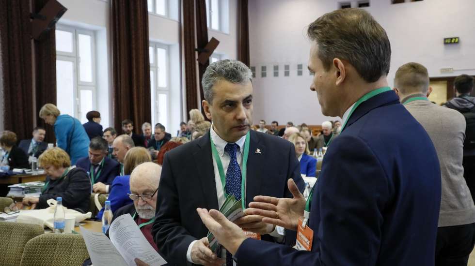 epa11018750 Member of party Yabloko, Lev Shlosberg (C), attend the Russian United Democratic Party Yabloko (RUDP Yabloko) congress in Moscow, Russia, 09 Desember 2023. The congress elects governing bodies for the next four years. Based on the results of the all-party nomination, the short list of contenders for the main post included four candidates, the current chairman Nikolai Rybakov, the head of the Yabloko faction in the Moscow City Duma Maxim Kruglov, the deputy of the Veliky Novgorod City Duma Anna Cherepanova and the representative of the Volgograd branch of Yabloko Alexander Efimov.  EPA/YURI KOCHETKOV