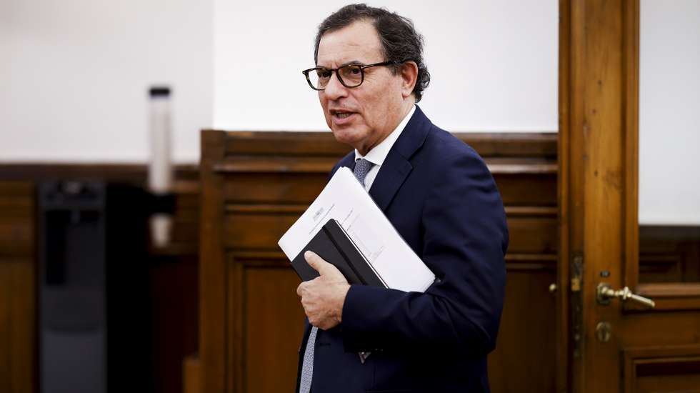 O ministro da Economia e Coesão Territorial, Manuel Castro Almeida, à chegada para a sua audição perante a Comissão de Economia e Coesão Territorial, na Assembleia da República, em Lisboa, 23 de setembro de 2026. FILIPE AMORIM/LUSA