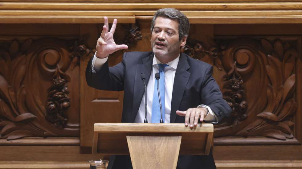O deputado do Chega (CH), André Ventura, intervém durante a sessão plenária sobre a redução temporária da taxa de IVA sobre os combustíveis para a taxa intermédia e sobre a abolição das portagens nas Pontes 25 de Abril e Vasco da Gama, garantindo a mobilidade, a coesão territorial e a justiça económica entre as duas margens do Tejo, na Assembleia da República, em Lisboa, 24 de setembro de 2026. ANTÓNIO PEDRO SANTOS/LUSA