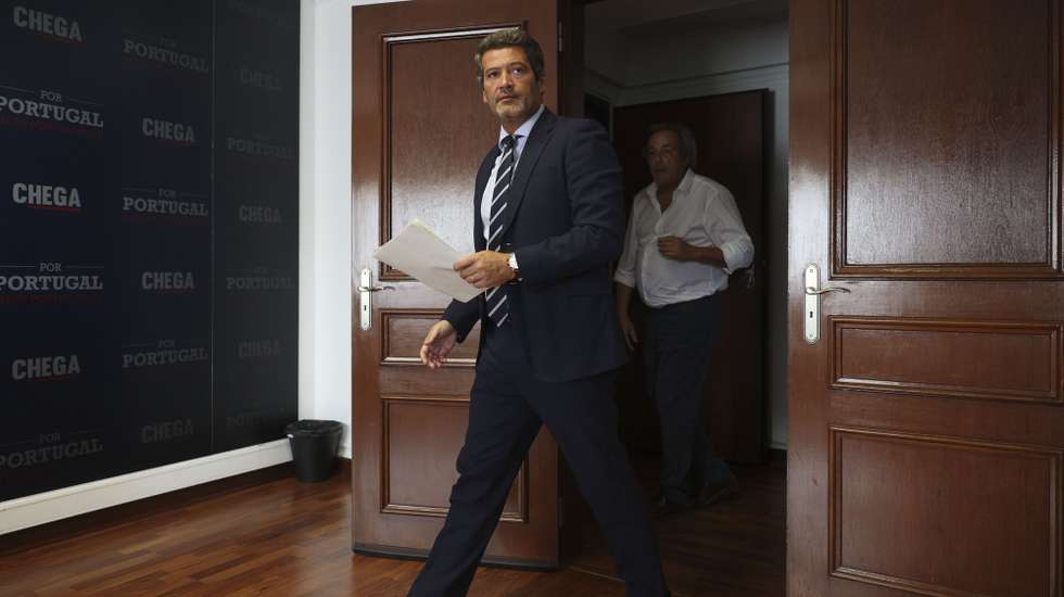 O presidente do Chega, André Ventura, durante uma declaração a propósito da acusação do Ministério Público no caso das gémeas luso-brasileiras, que motivou também a constituição de uma comissão parlamentar de inquérito, em Lisboa, 28 de setembro de 2026.  ANDRÉ KOSTERS/LUSA