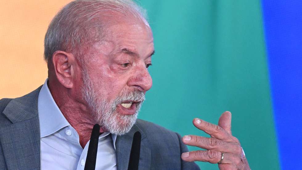 epa13320280 Brazilian President Luiz Inacio Lula da Silva attends the signing of a bill that establishes new revenue thresholds for micro-entrepreneurs, as well as the presentation of a proposed constitutional amendment to implement zero-fare public transport on weekends and public holidays, at the Planalto Palace in Brasilia, Brazil, 21 October 2026.  EPA/Andre Borges