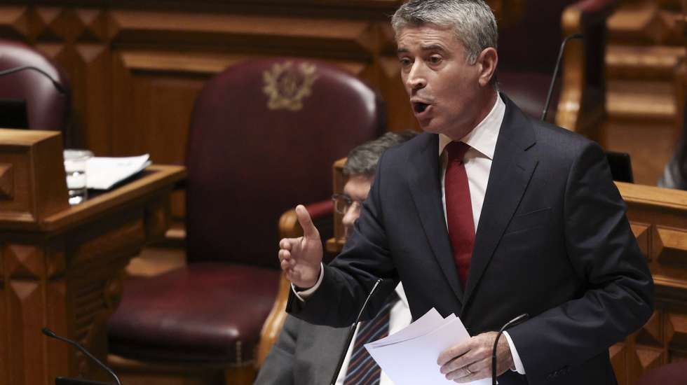 O Secretário-Geral do Partido Socialista (PS), José Luis Carneiro, usa da palavra durante o debate na generalidade do Orçamento do Estado para 2027 (OE2027), na Assembleia da República, em Lisboa, 27 de outubro de 2026. ANDRÉ KOSTERS/LUSA