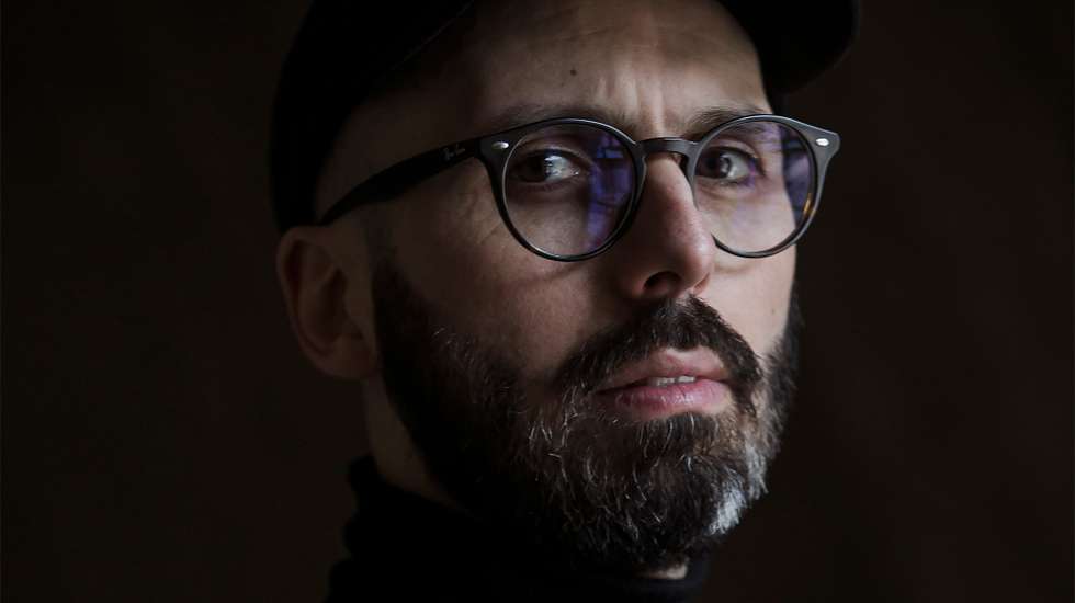 "Um artista que pensa o palco como um espaço vivo de experimentação formal, de reflexão crítica e de responsabilidade social", refere a nota de imprensa