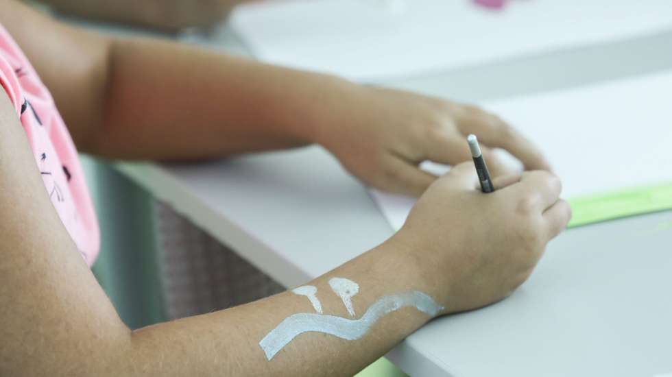 As participações foram feitas nos dias 21 e 22 de setembro, na esquadra da PSP de Valbom, pelas mães de um menino e de uma menina que estiveram naquele estabelecimento que reúne ATL e infantário, acrescentou a fonte