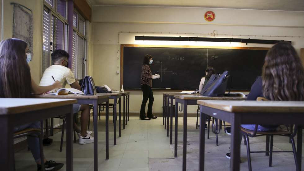 Uma professora dá uma aula na escola secundária João de Barros, no Seixal,  no ínicio em todo o país das aulas presenciais, 18 de maio de 2020. MANUEL DE ALMEIDA/LUSA