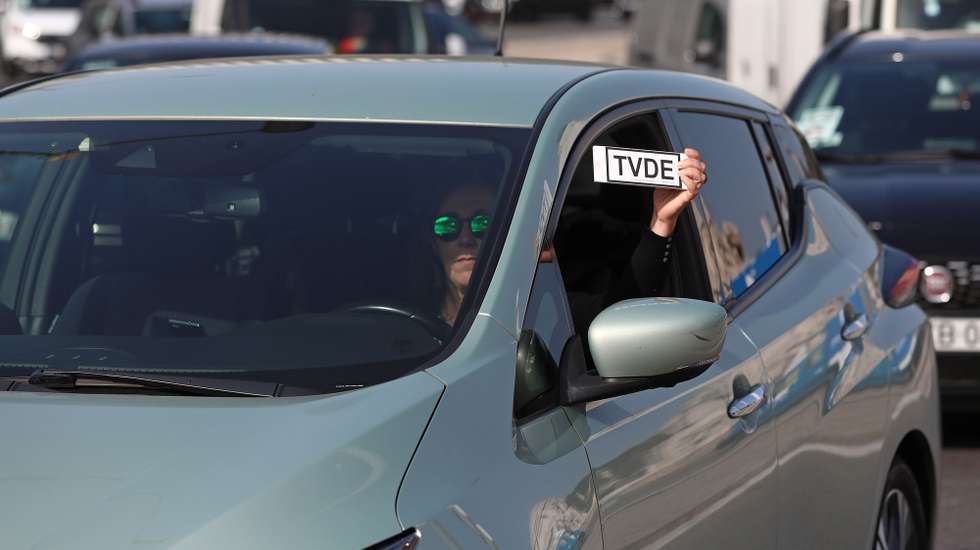 Uma motorista TVDE (Transporte Individual e Remunerado de Passageiros em Veículos Descaracterizados a partir de Plataforma Eletrónica) protestam durante uma ação para exigir a revisão da lei e reclamarem melhores condições de trabalho, em Lisboa, 09 de fevereiro de 2022. ANTÓNIO PEDRO SANTOS/LUSA