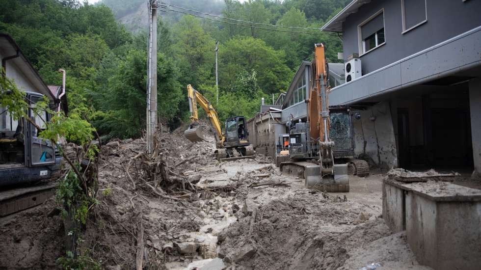 epa10641121 Bulldozers at work to remove mud from the village in Monterenzio,  Emilia-Romagna region, Italy, 20 May 2023. The death toll from this week&#039;s deadly flooding in Emilia Romagna has climbed to 14. The northeastern region will remain on red alert on 20 May with more rain forecast. Among other things, the risk of landslides is considered particularly high. The number of people who have had to leave their homes because of the flooding in Emilia-Romagna has risen to over 15,000, the regional government said on 19 May.  EPA/MAX CAVALLARI