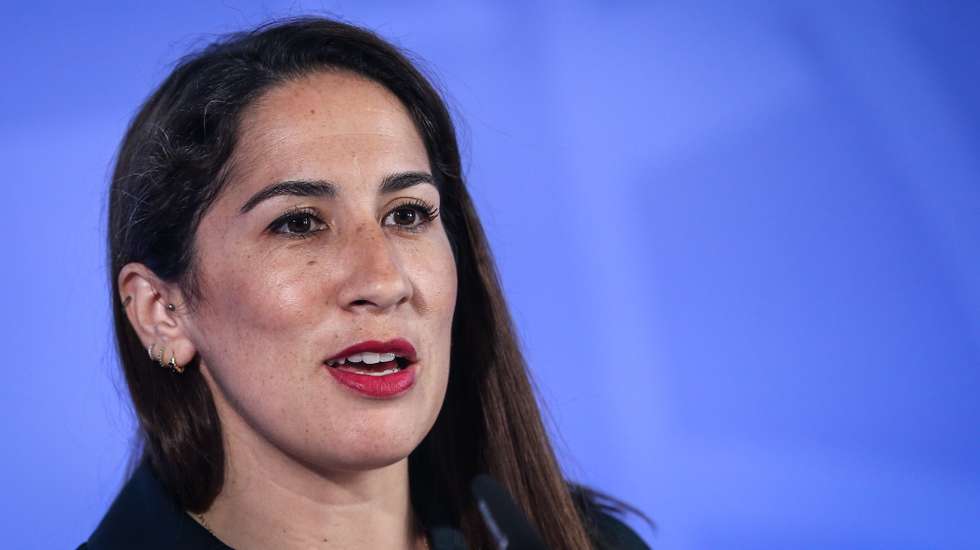 A ministra da Habitação, Marina Gonçalves, intervém na conferência de imprensa para apresentar as medidas SIMPLEX do pacote de licenciamentos, em Lisboa, 28 de abril de 2023. RODRIGO ANTUNES/LUSA