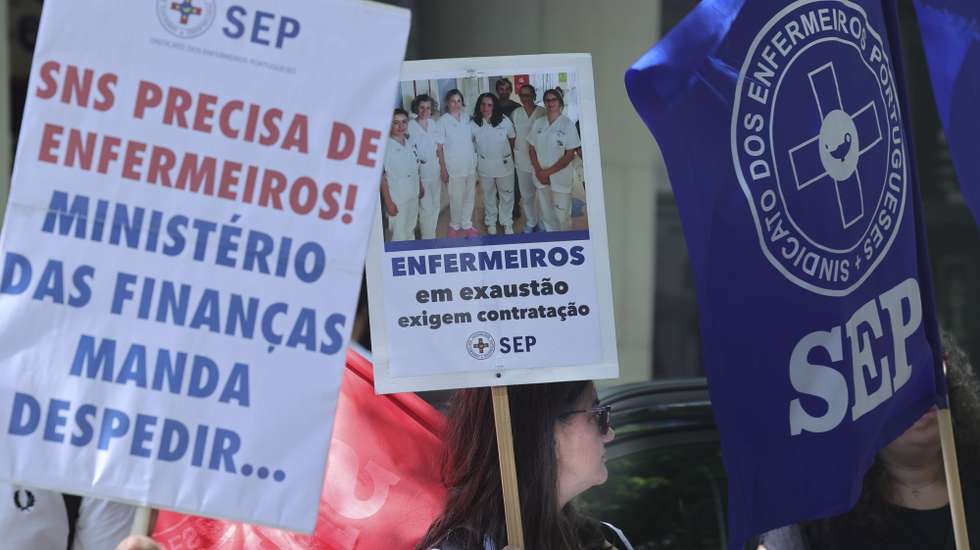 Concentração de enfermeiros  em frente ao Ministério da Saúde, convocada pelo Sindicato dos Enfermeiros Portugueses, perante a "ausência de resposta do Ministério da Saúde” a um pedido de reunião, Lisboa,30 junho 2023. MANUEL DE ALMEIDA/LUSA