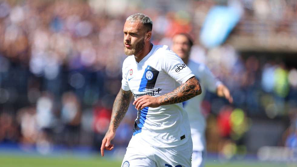 epa10880351 Inter Milan's defender Federico Dimarco  celebrates after scoring the 1-0 lead during the Italian Serie A soccer match Empoli FC vs Inter Milan AC at Carlo Castellani Stadium in Empoli, Italy, 24 September 2023.  EPA/CLAUDIO GIOVANNINI