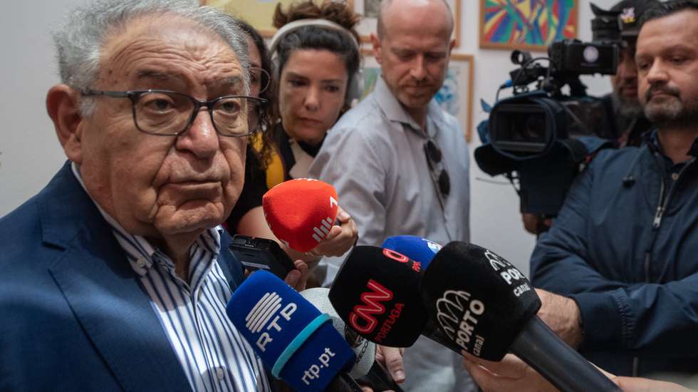 O Padre Lino Maia, presidente do CNIS - Confederação Nacional das Instituições de Solidariedade, fala à imprensa durante a concentração e ação de protesto no âmbito da greve nacional no setor social (IPSS e Misericórdias), que decorreu junto á sede da Confederação Nacional das Instituições de Solidariedade (CNIS), no Porto, 31 de maio de 2023. A greve foi convocada pelo Sindicato dos Trabalhadores da Saúde, Solidariedade e Segurança Social, na sequência da tomada de posição da CNIS em relação à proposta de tabelas salariais dos sindicatos.  RUI MANUEL FARINHA/LUSA