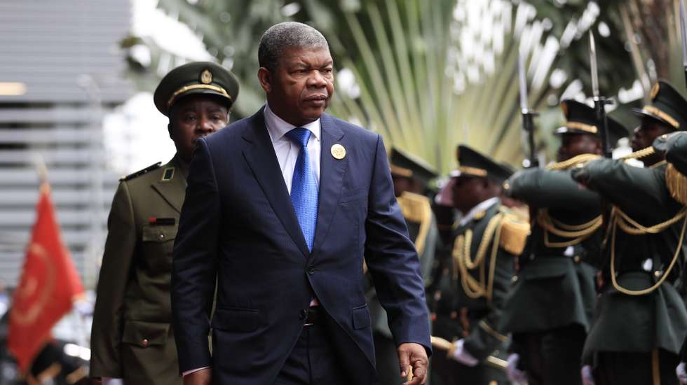 O Presidente de Angola, João Lourenço, passa revista às tropas em parada durante a sessão de abertura da 3.ª Bienal de Luanda - Fórum Pan-Africano para a Cultura de Paz e Não-Violência, sob o lema “Educação, Cultura de Paz e Cidadania Africana Como Ferramentas Para O Desenvolvimento Sustentável Do Continente”, em Luanda, Angola, 22 de novembro de 2023. O fórum reúne chefes de Estado e de Governo do continente e do mundo, jovens líderes, organizações internacionais, instituições financeiras, setor privado, sociedade civil, comunidades científicas, artísticas e desportivas, que abordam questões cruciais sobre o continente africano e procuram promover a prevenção da violência e fomentar a resolução pacífica de conflitos, incentivando o intercâmbio cultural em África e o diálogo Intrageracional. AMPE ROGÉRIO/LUSA