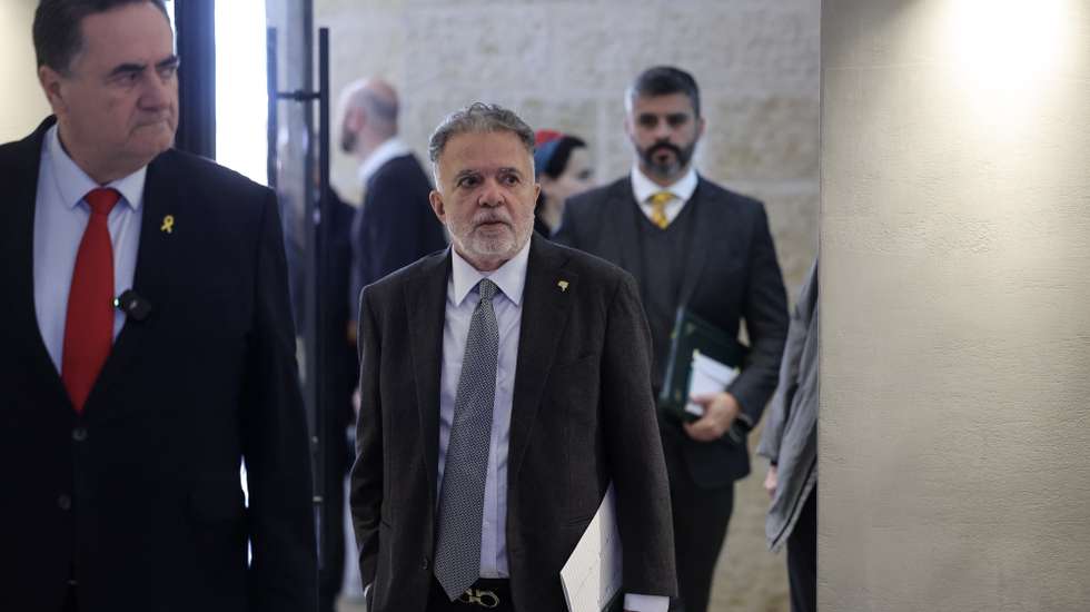 epa11165748 Brazilian ambassador to Israel Frederico Meyer (C) and Israeli Foreign Minister Israel Katz (L) arrive at the Yad Vashem Holocaust Memorial Museum in Jerusalem, 19 February 2024. The Brazilian ambassador was summoned by the Israeli Foreign Ministry at Yad Vashem after Brazilian President Lula da Silva's statement on 18 February, that compared the Israeli army's operation in the Gaza Strip with the Holocaust.  EPA/ABIR SULTAN