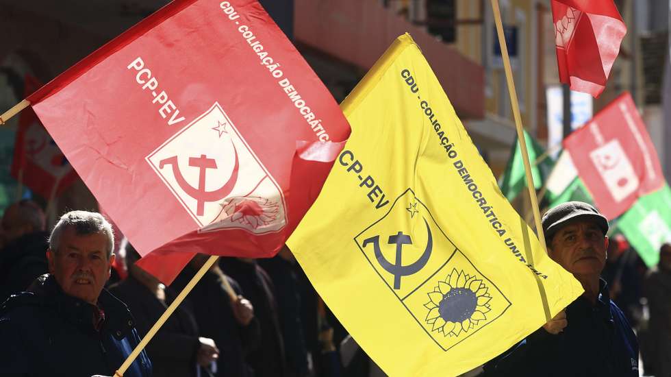 Apoiantes da Coligação Democrática Unitária (CDU) participam num desfile da coligação que contou com a presença do líder da CDU e secretário-geral do Partido Comunista Português (PCP), Paulo Raimundo (ausente da fotografia), no âmbito da campanha eleitoral para as eleições legislativas de 10 de março, no Barreiro, em Setúbal, 07 de março de 2024. Mais de 10,8 milhões de portugueses são chamados a votar no domingo para eleger 230 deputados à Assembleia da República. A estas eleições concorrem 18 forças políticas, 15 partidos e três coligações. ANTÓNIO COTRIM/LUSA