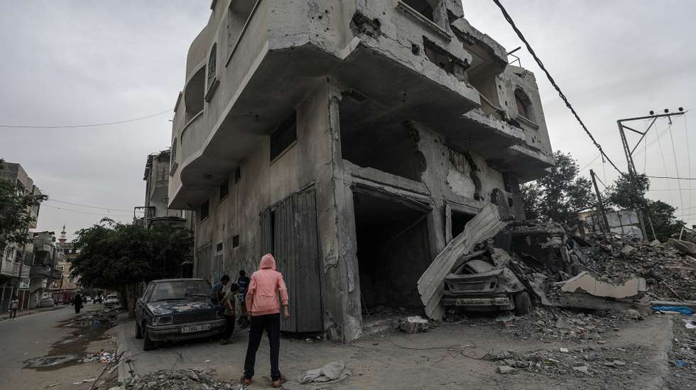 epaselect epa11300608 Palestinian children play near houses destroyed in Israeli miliary operations in Al Bureije refugee camp, east-central Gaza Strip, 25 April 2024. More than 34,000 Palestinians and over 1,450 Israelis have been killed, according to the Palestinian Health Ministry and the Israel Defense Forces (IDF), since Hamas militants launched an attack against Israel from the Gaza Strip on 07 October 2023, and the Israeli operations in Gaza and the West Bank which followed it.  EPA/MOHAMMED SABER