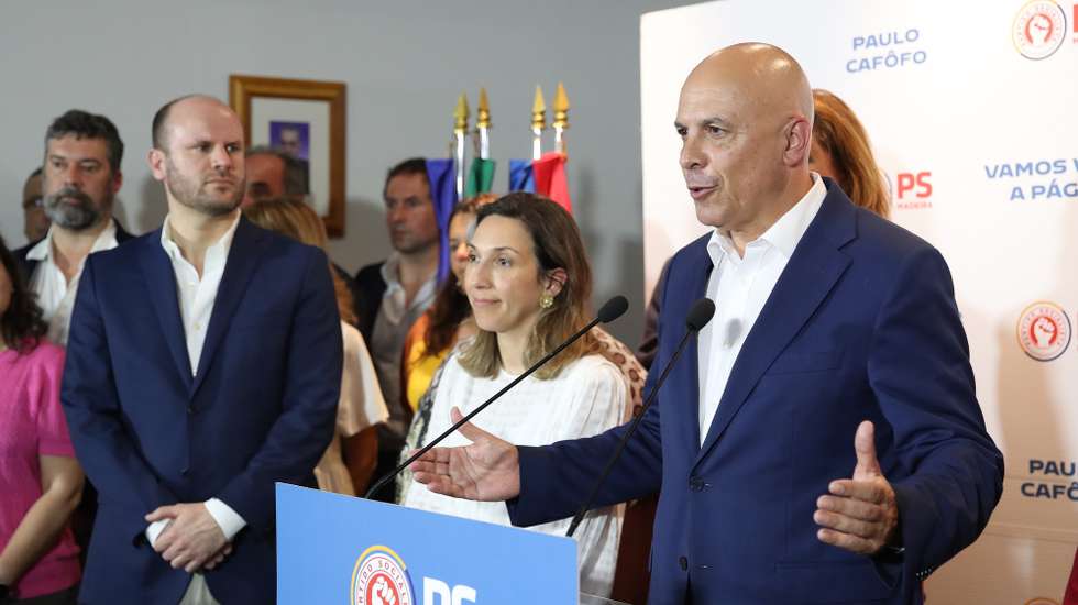 O presidente do PS/Madeira, Paulo Cafôfo, em conferência de imprensa sobre os resultados provisórios do partido na noite das eleições legislativas regionais da Madeira, no Funchal, ilha da Madeira, 26 de maio de 2024. O líder do PS/Madeira, Paulo Cafôfo, considerou hoje que os resultados eleitorais evidenciam que é possível uma mudança de governo na região, dizendo estar disponível a dialogar para construir uma alternativa. HOMEM DE GOUVEIA/LUSA