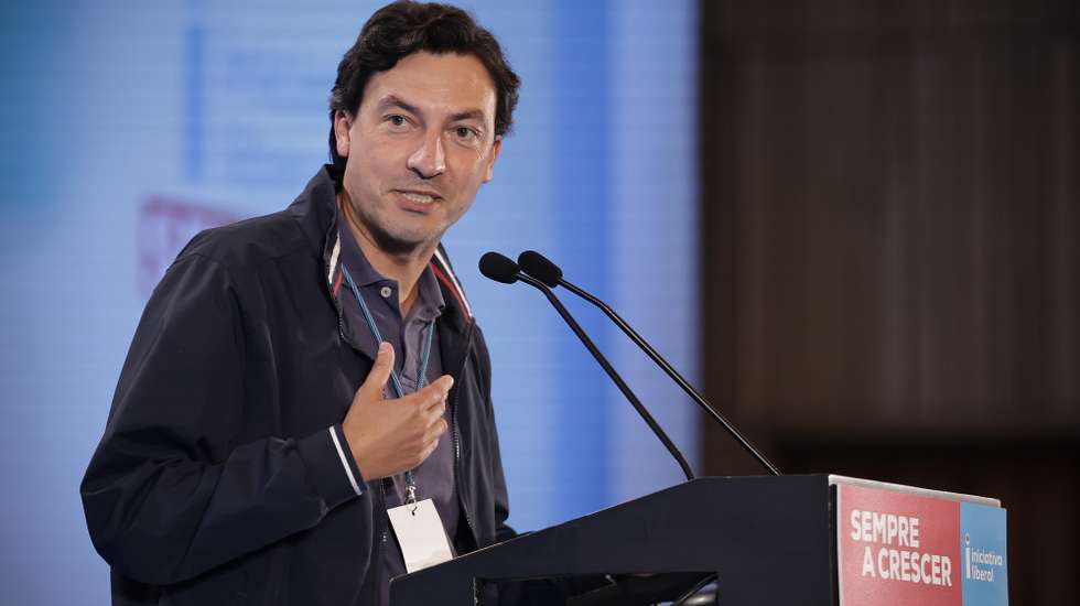 O militante Tiago Mayan Gonçalves, intervém durante a VIII Convenção Nacional do partido Iniciativa Liberal. A Convenção vai aprovar os novos estatutos e o programa político do partido. Europarque, Santa Maria da Feira, 07 de julho de 2024. MANUEL FERNANDO ARAÚJO/LUSA