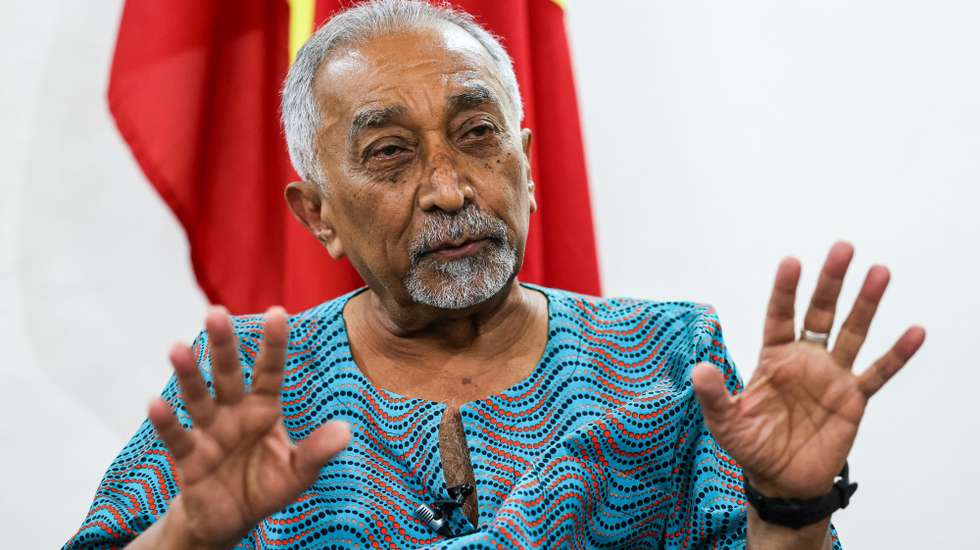 O ex-primeiro-ministro e secretário-geral da Frente Revolucionária de Timor-Leste Independente (Fretilin), Mari Alkatiri, em entrevista à agência Lusa a propósito dos 25 anos do referendo que levou à independência de Timor-Leste, que se assinalam em 30 de agosto, em Díli, Timor-Leste, 21 de agosto de 2024. O secretário-geral da Fretilin, Mari Alkatiri, defendeu que a corrupção no país é o “único ato com transparência” porque “é feita à luz do dia”. (ACOMPANHA TEXTO DA LUSA DO DIA 22 DE AGOSTO DE 2024). PAULO NOVAIS/LUSA