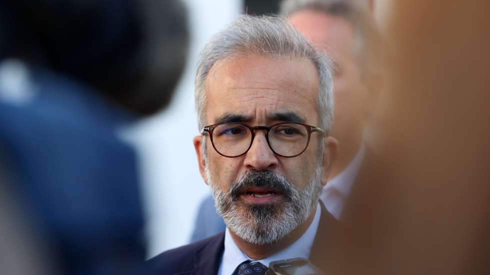 O ministro de Estado e dos Negócios Estrangeiros e primeiro-ministro em exercício, Paulo Rangel, fala aos jornalistas no final de uma reunião na Autoridade Nacional de Emergência e Proteção Civil na sequência do sismo de magnitude 5,3 na escala de Richter com epicentro a 58 quilómetros a oeste de Sines, em Lisboa, 26 de agosto de 2024. O sismo de magnitude 5,3 na escala de Richter foi registado às 05:11 e teve epicentro a 58 quilómetros a oeste de Sines, no distrito de Setúbal, e não causou danos pessoais ou materiais até ao momento, segundo o Instituto Português do Mar e da Atmosfera (IPMA). TIAGO PETINGA/LUSA