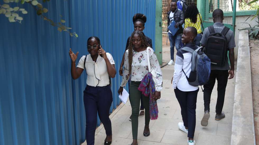 Estudantes angolanos do ensino superior na Faculdade de Ciências Sociais da Universidade Agostinho Neto em Luanda, Angola, 29 de maio de 2023. Os alunos mostraram-se hoje satisfeitos pelo retorno às aulas, depois de período longo de paralisação, que exigirá da sua parte esforço maior para reterem o semestre em um mês, apelando entendimento entre as partes. Os professores do ensino superior público retomaram as aulas na sexta-feira, três meses depois de uma greve, iniciada em fevereiro, para reivindicar melhores salários, condições de trabalho e do ensino no país. AMPE ROGÉRIO/LUSA