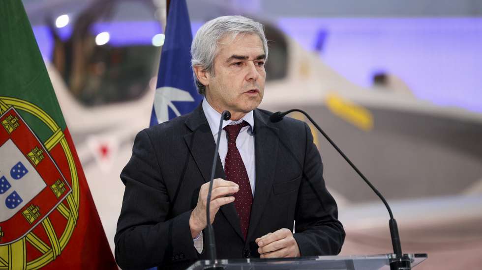 O ministro da Defesa Nacional, Nuno Melo, intervém durante a assinatura do contrato entre Estado Português e Embraer para aquisição de 12 aeronaves A-29N Super Tucano, que se destinam a reforçar as capacidades da Força Aérea Portuguesa para concretização das suas missões atuais e futuras, nas instalações da OGMA em Alverca, 16 de dezembro de 2024. FILIPE AMORIM/LUSA