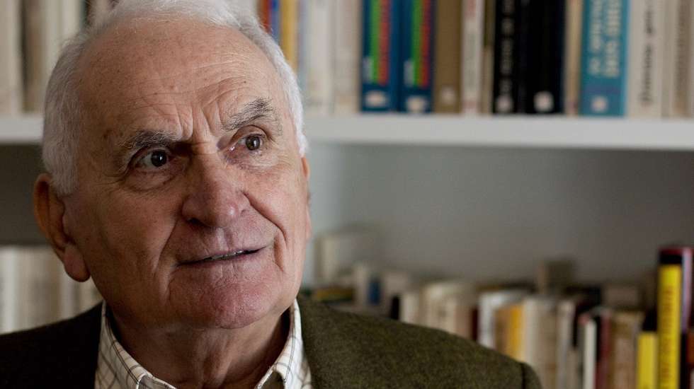 Pedro Pezarat Correia, brigadeiro e militar de Abril, durante entrevista à Agência Lusa, Lisboa, 16  de abril de 2014. Uma nova intervenção militar na vida política em Portugal faria recordar o golpe do 28 de maio e nunca o 25 de Abril, admitiu o general Pedro Pezarat Correia, que também considera não existir “nenhuma lógica” em recuperar o Movimento das Forças Armadas.  (ACOMPANHA TEXTO). ANTÓNIO COTRIM/LUSA