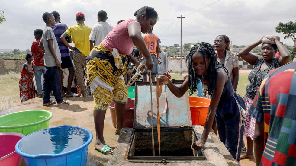 Habitantes retiram água de um poço no Bairro Paraíso, conhecido pelos níveis elevados de pobreza e criminalidade, a doença e a morte vieram afligir ainda mais os moradores, em Luanda, 09 de janeiro de 2025. Pelo menos cinco pessoas foram oficialmente proclamadas vítimas de cólera, doença ligada à contaminação fecal associada à falta de saneamento e tratamento de água e má higiene, e os habitantes estão preocupados pedindo a intervenção das autoridades angolanas. (ACOMPANHA TEXTO DA LUSA DO DIA 12 DE JANEIRO DE 2025). AMPE ROGÉRIO/LUSA