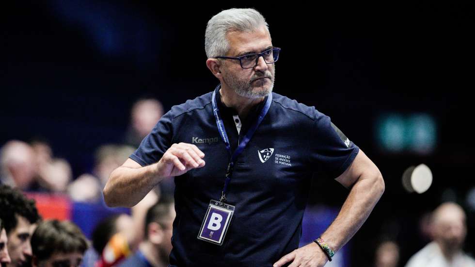 epa11826664 Portugal's coach Paulo Pereira during the IHF Men's Handball World Championship 2025 match between Portugal and the USA in Fornebu, Norway, 15 January 2025.  EPA/Stian Lysberg Solum  NORWAY OUT