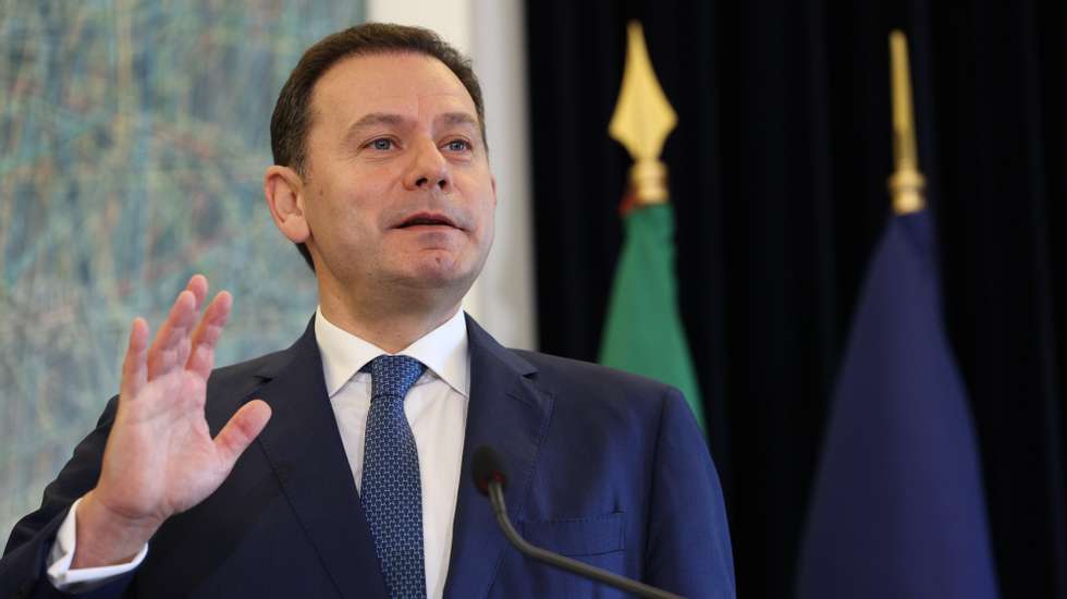 epa11856572 Portugal's Prime Minister Luis Montenegro speaks during a joint press conference with NATO Secretary General Mark Rutte (not pictured) following their meeting at Sao Bento Palace, Lisbon, Portugal, 27 January 2025. During this visit, topics will include the challenge for NATO members to invest more in defense and the position of U.S. President Donald Trump, who calls for defense spending to reach 5% of GDP as part of preparations for the NATO summit.  EPA/MIGUEL A. LOPES