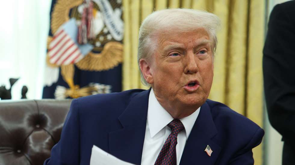 epa11893872 US President Donald Trump prepares to sign an executive order in the Oval Office at the White House in Washington, DC, USA, 13 February 2025.  EPA/FRANCIS CHUNG / POOL