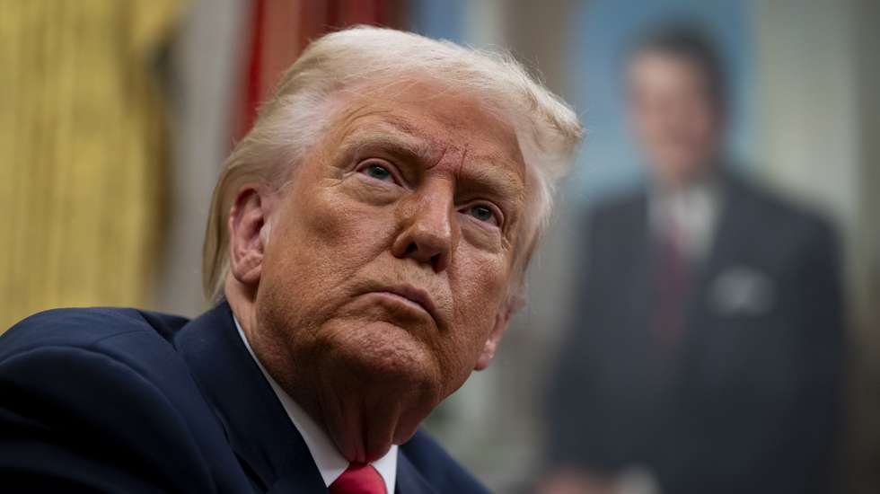 epa11945951 US President Donald Trump in the Oval Office of the White House in Washington, DC, USA, 06 March 2025. Trump signed executive orders to pause tariffs on USMCA trade from Canada and Mexico until 02 April 2025.  EPA/AL DRAGO / POOL