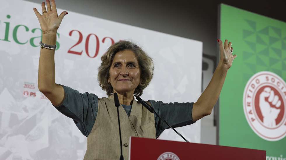 A candidata do Partido Socialista (PS) à câmara municipal de Coimbra, Ana Abrunhosa, durante a intervenção na sessão de apresentação dos candidatos autárquicos pelo distrito de Coimbra, no pavilhão de Portugal, em Coimbra, 29 de março de 2025. PAULO NOVAIS/LUSA