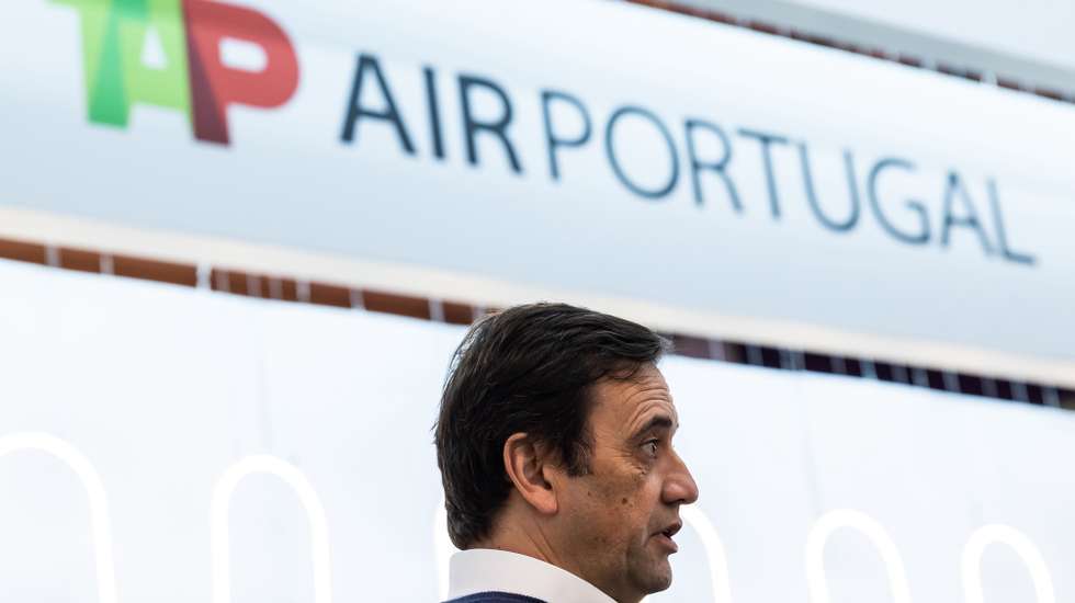 O presidente da companhia aérea TAP, Luís Rodrigues (C), durante um evento na Bolsa de Turismo de Lisboa (BTL) onde anunciou novidades da empresa para 204, na FIL, em Lisboa, 29 de fevereiro de 2024. JOSÉ SENA GOULÃO/LUSA