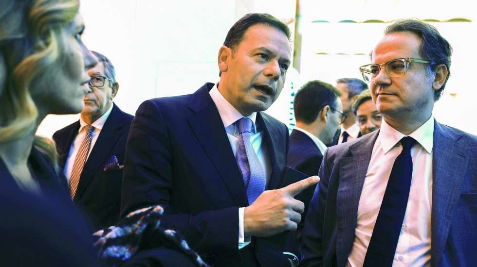 O presidente do Partido Social Democrata (PSD), Luís Montenegro (C), acompanhado por Sérgio Sousa Pinto, durante a conferência do 2.º aniversário da CNN Portugal, que retoma o mote da CNN Portugal International Summit “Embrace the future”, sobretudo para as oportunidades que a Europa tem de transformar a sua economia, no Porto, 21 de novembro de 2023. ESTELA SILVA/LUSA