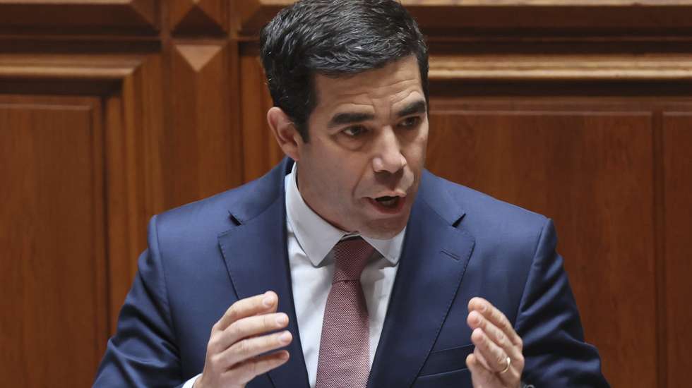 O ministro da Presidência, António Leitão Amaro, intervém no debate de urgência, requerido pelo Chega, sobre "o descontrolo na atribuição de nacionalidade e na necessidade de limitar o reagrupamento familiar", na Assembleia da República, em Lisboa, 25 de junho de 2025. MANUEL DE ALMEIDA/LUSA
