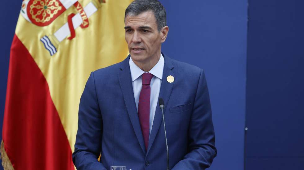epa12251941 Spanish Prime Minister Pedro Sanchez speaks during the summit in defense of democracy at La Moneda Palace in Santiago, Chile, 21 July 2025.  EPA/ELVIS GONZALEZ